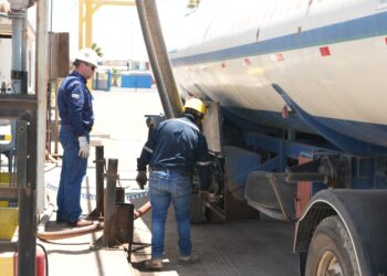 YPFB refuerza abastecimiento de combustible con descarga de 125.000 barriles de gasolina en Arica