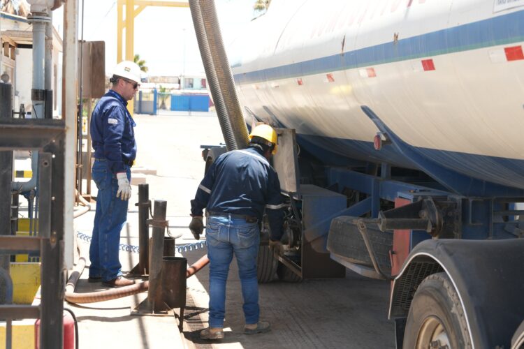 YPFB refuerza abastecimiento de combustible con descarga de 125.000 barriles de gasolina en Arica