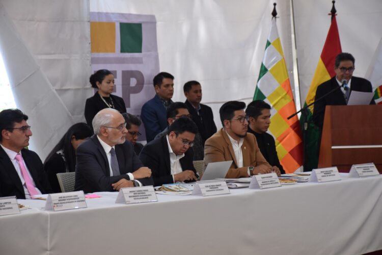 TSE y líderes políticos definen continuar con las judiciales y rechazar la sentencia del TCP