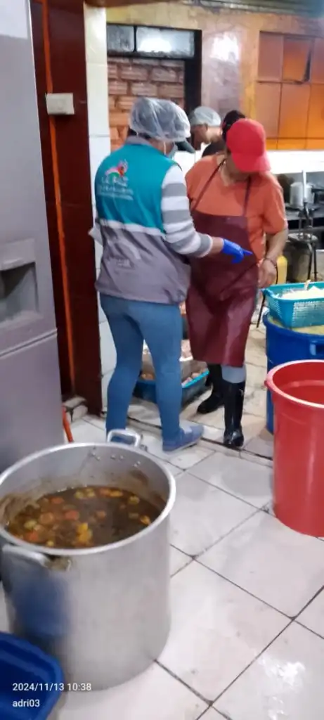 En operativo, la Intendencia de La Paz decomisó 84 kilos de alimentos en mal estado.