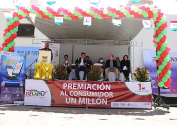 DELAPAZ premia a su consumidora número un millón con importantes regalos