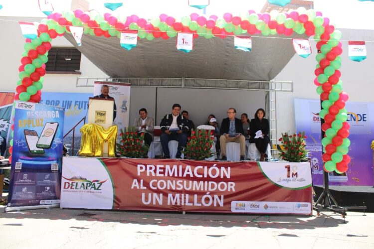 DELAPAZ premia a su consumidora número un millón con importantes regalos