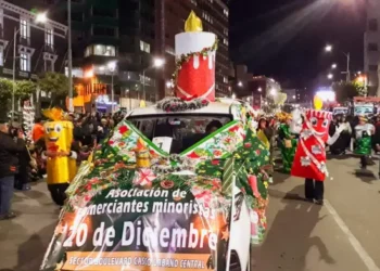 Feriantes del Parque Urbano Central participaron en una caravana navideña.