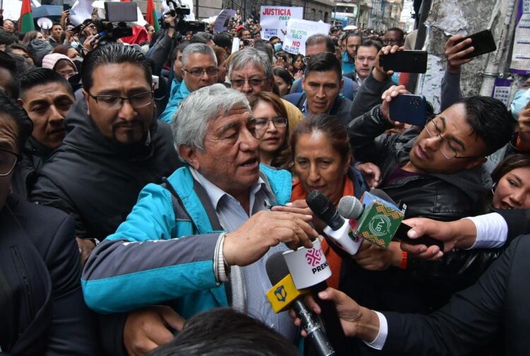 En medio de vítores, Arias llega a la Fiscalía de La Paz a declarar por el caso Bajo Llojeta