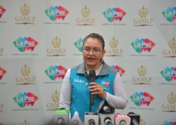 La directora Jurídica de la Alcaldía, Amparo Morales, en conferencia de prensa.