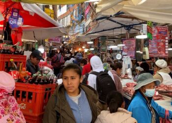 En Nochebuena, los paceños lamentan el incremento de precios y poca afluencia de personas