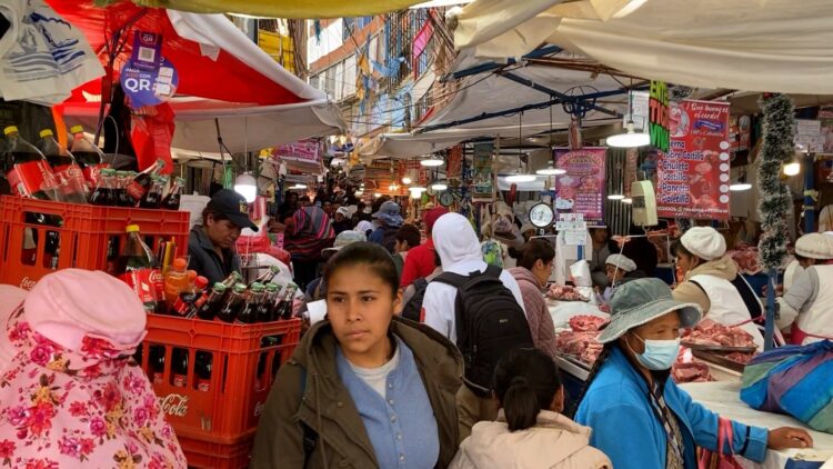 En Nochebuena, los paceños lamentan el incremento de precios y poca afluencia de personas