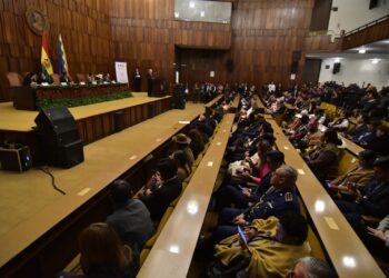 TSE entrega credenciales a los 19 magistrados y consejeros, les pide ‘plena seguridad jurídica’