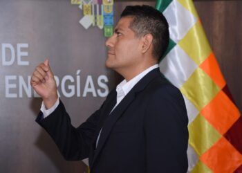 Ministro Gallardo posesiona a un nuevo presidente interino de ENDE