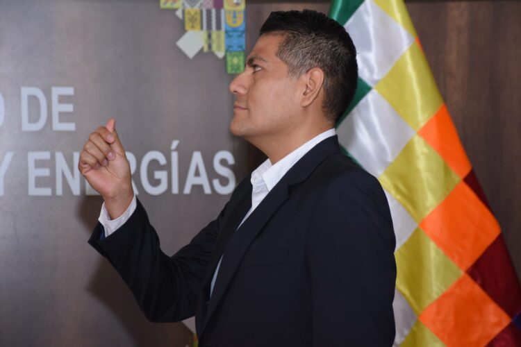 Ministro Gallardo posesiona a un nuevo presidente interino de ENDE