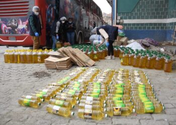 Autoridades decomisan en La Paz un bus con más de 500 botellas de aceite argentino