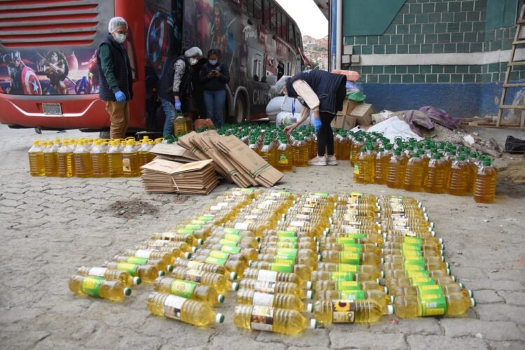 Autoridades decomisan en La Paz un bus con más de 500 botellas de aceite argentino
