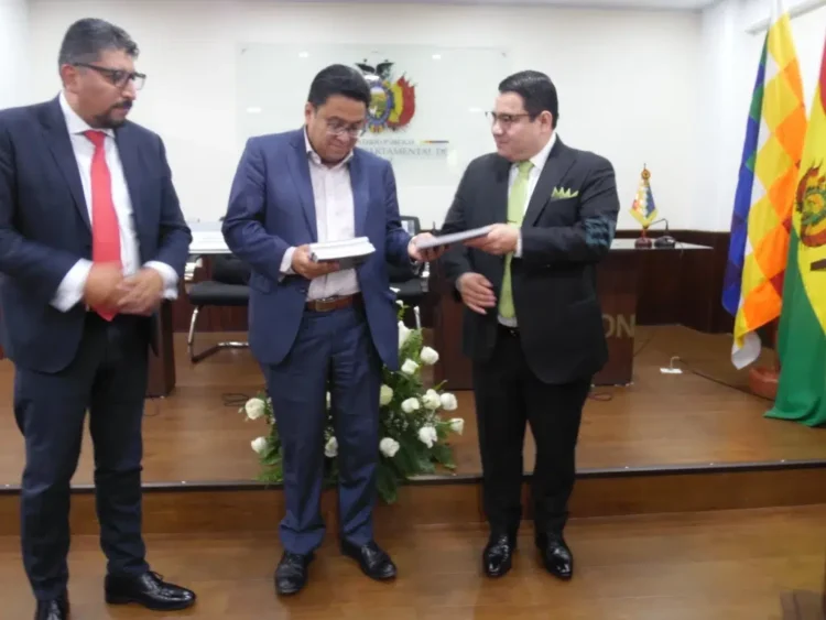 Fiscalía General recibe el cuadernillo de jurisprudencia en materia de derechos humanos