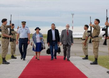 Arce llega a Montevideo y participará como miembro pleno en la Cumbre de Mercosur