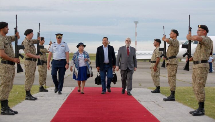 Arce llega a Montevideo y participará como miembro pleno en la Cumbre de Mercosur