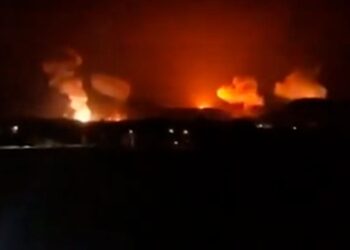 Rebeldes hutíes de Yemen acusan a Israel de ataques aéreos en Saná y Hodeida