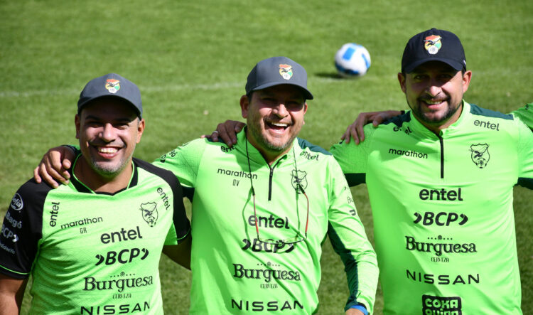 El seleccionador de Bolivia, Óscar Villegas, junto a dos de sus colaboradores este lunes en el estadio de The Strongest.