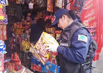 En operativos en El Alto hallan panetones y otros productos con fechas vencidas para su consumo.