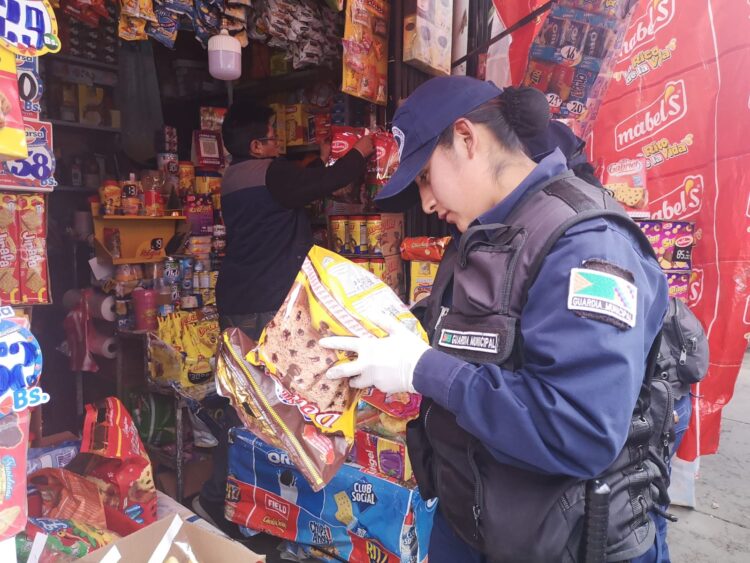 En operativos en El Alto hallan panetones y otros productos con fechas vencidas para su consumo.