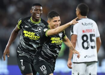 Botafogo se acerca al título del Brasileirao al ganar 3-0 el Vasco da Gama