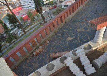 Vándalos destrozan una baranda y pilares coloniales del Montículo de Sopocachi.