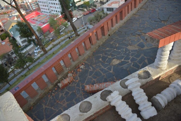 Vándalos destrozan una baranda y pilares coloniales del Montículo de Sopocachi.