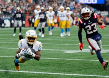 Chargers derrotan a Patriots y clasifican a los playoffs de la NFL