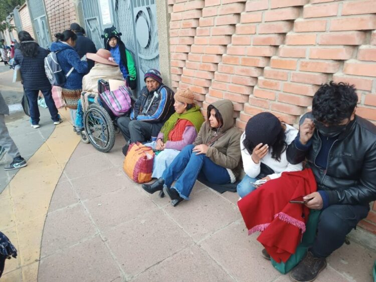 Esperan su turno para la evaluación médica