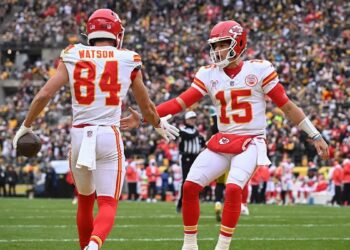 Chiefs derrotan a Steelers y aseguran el primer lugar en la Conferencia Americana