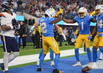 Chargers vencen a Broncos en electrizante partido de la NFL