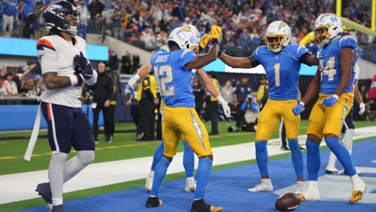 Chargers vencen a Broncos en electrizante partido de la NFL