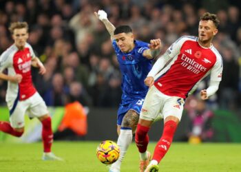 Chelsea y Arsenal igualan fuerzas, el United despide a Van Nistelrooy con triunfo