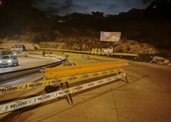 La avenida Kantutani fue cerrada debido a in sifonamiento.