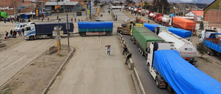 Transportistas y panificadores bloquean Cochabamba por diésel y harina subvencionada