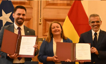 Bolivia y Chile firman tres acuerdos clave sobre contrabando, migración y tránsito fronterizo