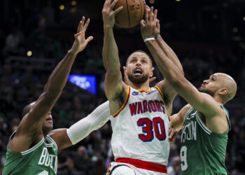 Stephen Curry guía a los Warriors en triunfo ante los campeones Celtics