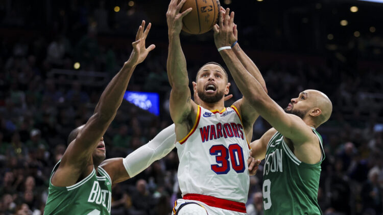 Stephen Curry guía a los Warriors en triunfo ante los campeones Celtics