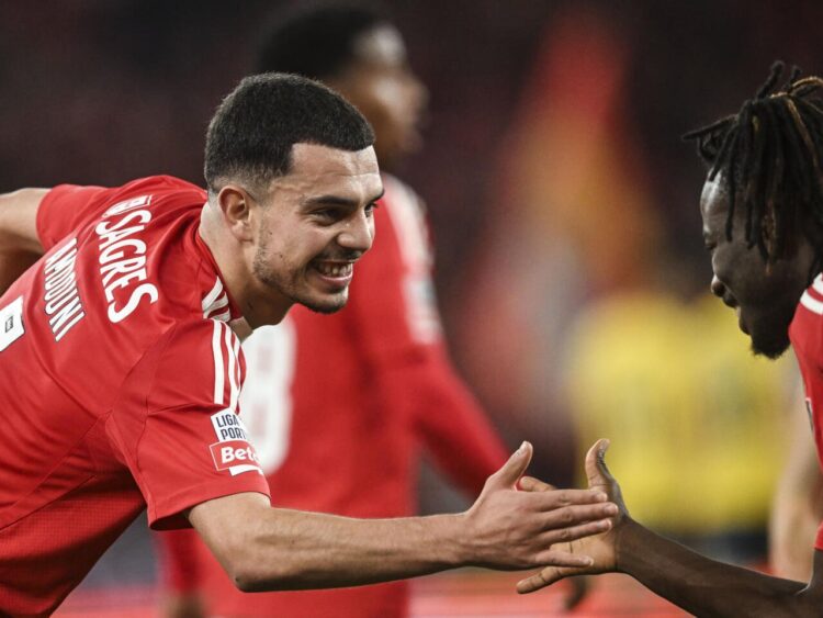 Benfica gana al Estoril y es el nuevo líder en Portugal