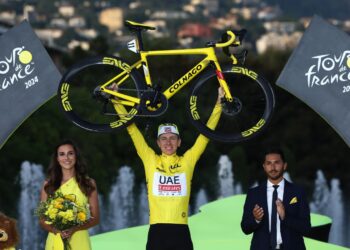 Pogacar pone al ciclismo de pie