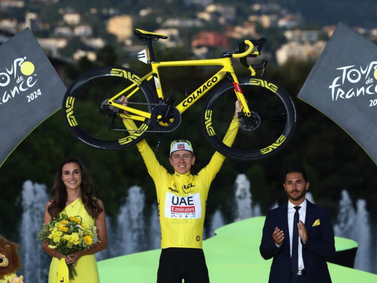 Pogacar pone al ciclismo de pie