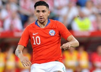 Volante Diego Valdés es baja en Chile para doble fecha del premundial