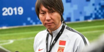 Exseleccionador de fútbol chino condenado a 20 años de cárcel por corrupción