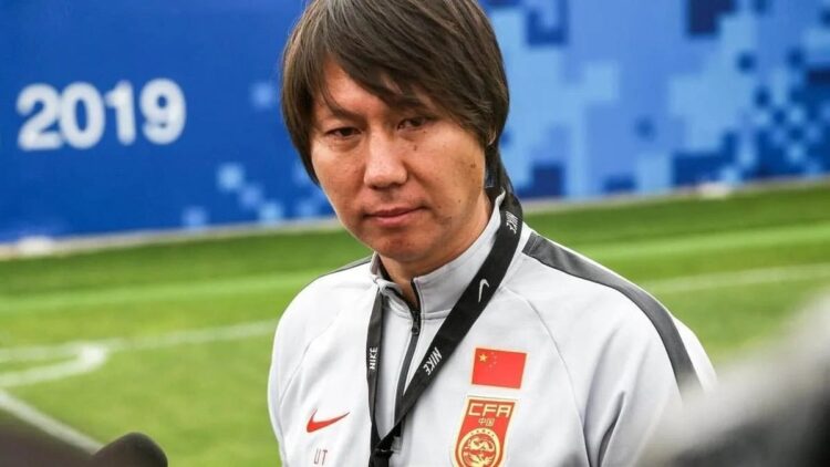 Exseleccionador de fútbol chino condenado a 20 años de cárcel por corrupción