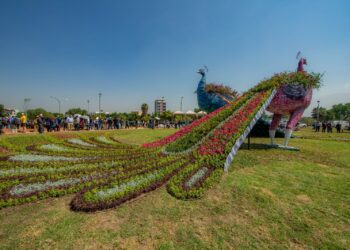 La Alcaldía de Cochabamba inauguró una plaza que tiene los maceteros más grandes de Bolivia.