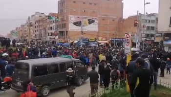 Choferes de El Alto inician marcha por el alza de precios y falta de combustible