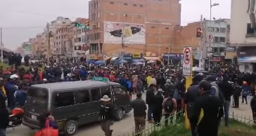 Choferes de El Alto inician marcha por el alza de precios y falta de combustible