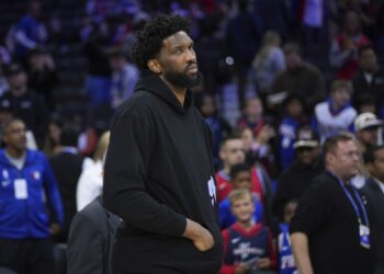 La NBA suspende por tres partidos a Embiid por altercado con periodista