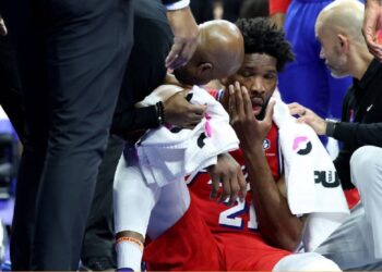 Embiid abandona el partido tras un golpe en la cara en derrota de los Sixers ante los Pacers