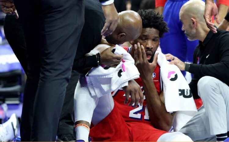 Embiid abandona el partido tras un golpe en la cara en derrota de los Sixers ante los Pacers