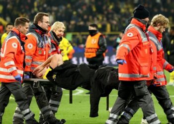 Borussia Dortmund confirma lesión en tobillo de Scholotterbeck